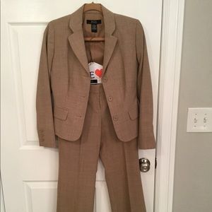 Body by Victoria 2-piece Pants Suit